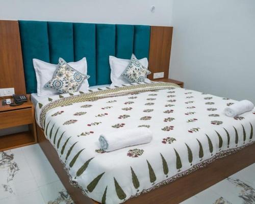 Hotel Parth Inn Ришикеш Экстерьер фото